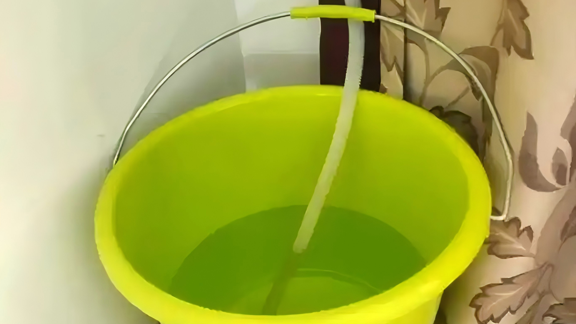 末端沒入水桶